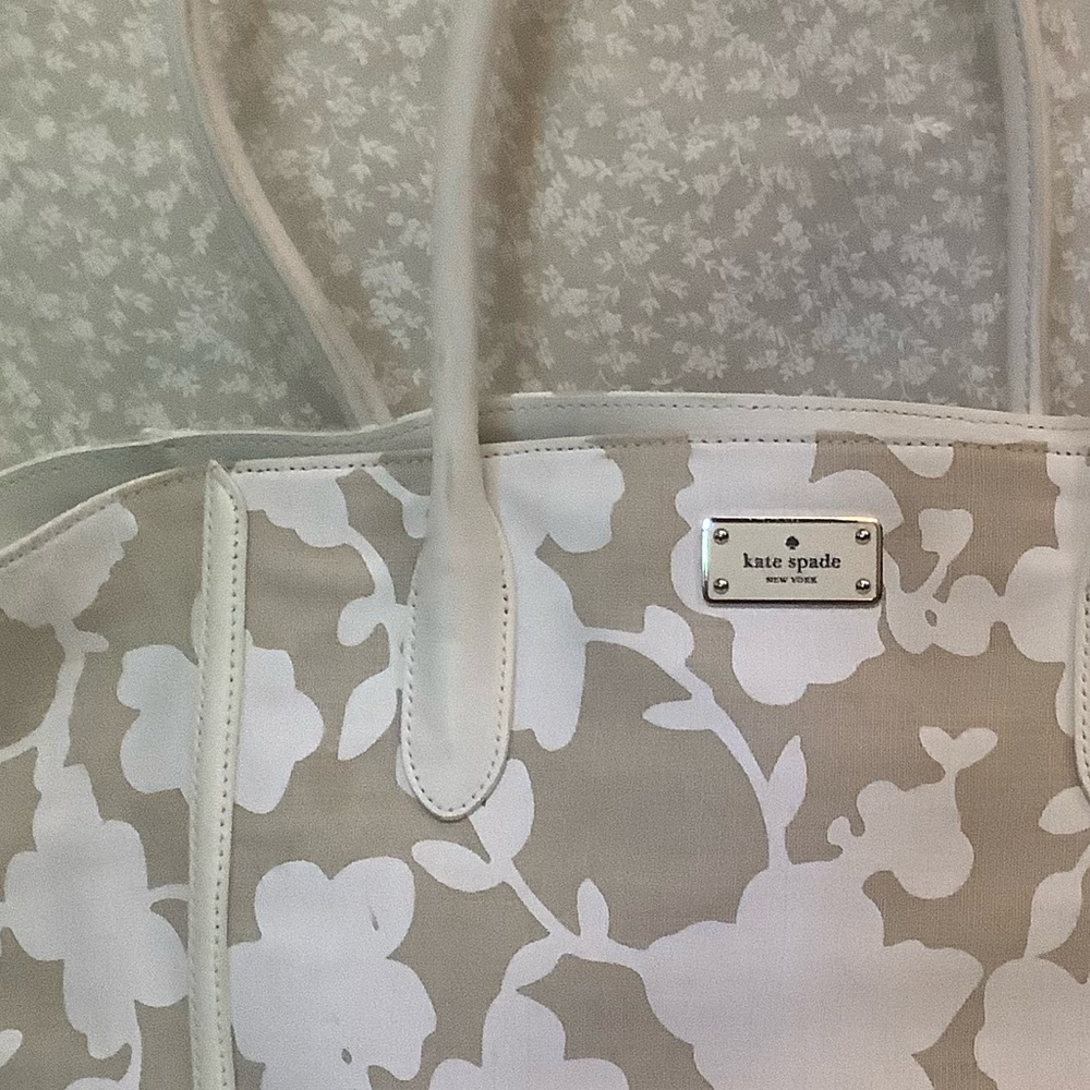 Kate Spade tan and white flowers